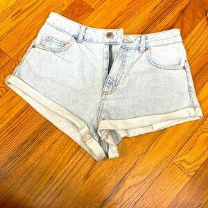 Top shop light blue Jean shorts never worn really cute